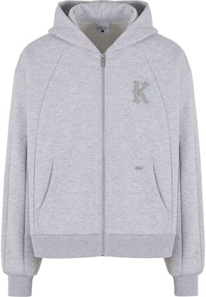 Vaaleanharmaa vetoketjuhuppari, jossa on pehmeä rakenne, hupulla, etutaskuilla ja vasemmassa rinnassa hillitty kohokuvioitu "K"-logo.