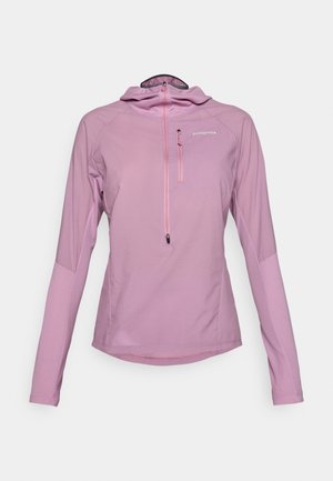 Veste à capuche rose clair à manches longues. Caractéristiques : demi-fermeture éclair à l'avant, panneaux sous les bras et accents texturés sur les manches. Tissu léger.