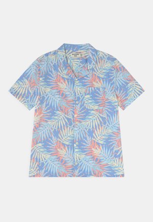 Chemise à manches courtes boutonnée avec base bleue et motif pastel de feuilles de palmier en rose, crème et bleu clair, avec une poche poitrine.