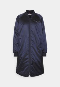 Mørkeblå bomberjakke lavet af glat nylon med frontlynlås, ribbede manchetter og to sidelommer. Har logo-detalje på brystet.