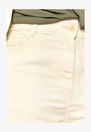 Kremne kordurojske hlače z navpično rebrastim vzorcem, ki imajo stranske žepke, gumbasto zapiranje in kontrastno šivanje ob šivih.