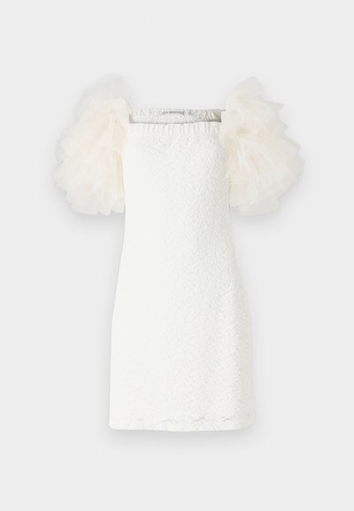 Witte jurk met een textuur van kantpatroon, rechte snit en doorschijnende, opbollende tule mouwen in lichtcrème. Minimalistisch ontwerp met een vierkante halslijn.