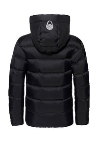 Svart puffjacka med huva, med ett kviltat mönster, slät yta och en rund logotypdetalj på övre ryggen.