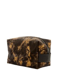 Beauty case di colore marrone e oro con motivo, realizzato in materiale impermeabile, forma rettangolare, con chiusura a cerniera e manico laterale per un facile trasporto.