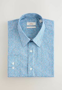 Blå blommig skjorta med knappar, med ett litet mönster av orange blommor, långärmad och med spetsig krage. Tillverkad av lätt tyg.