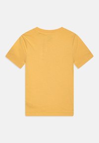 Geel katoenen t-shirt met korte mouwen en ronde hals, van achteren getoond op een effen lichtgrijze achtergrond.
