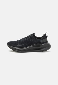 Zwarte Nike hardloopschoen met gebreide bovenkant, gevoerde zool, vetersluiting, hiel lus en subtiele merkswosh aan de zijkant.
