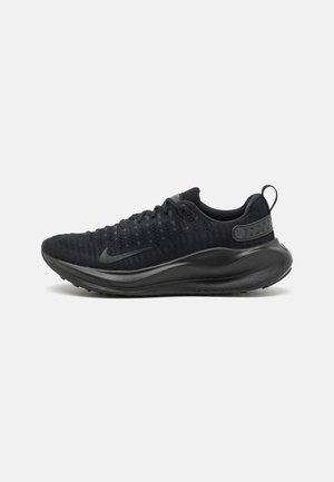 Săltăreață neagră de alergare Nike cu partea superioară din tricot, talpă amortizată, închidere cu șireturi, buclă pentru călcâi și logo subtil pe lateral.
