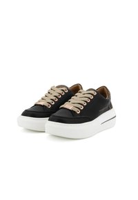 Sneaker in pelle nera con lacci beige e dettagli in oro rosato; suola bianca spessa; accentuazione laterale con una striscia nera; design semplice.