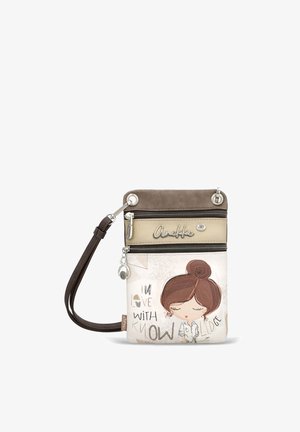 Kleine beige-braune Umhängetasche mit einem Cartoon-Mädchen-Design und dem Text "In Liebe zum Wissen" auf der Vorderseite, zwei Reißverschlussfächer.