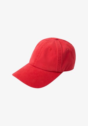 Rød bomuld baseballkasket med syede paneler og ventilationsøjer, vist på en hvid baggrund.