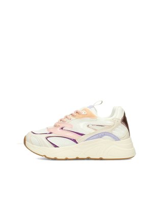 Zapatilla deportiva blanca con detalles en rosa pastel, morado y beige, con malla y gamuza, y una suela gruesa de goma.