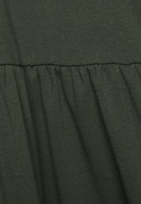 Vestido de algodão verde-escuro com detalhe de frufru franzido na cintura. Textura suave com um corte descontraído e design simples.