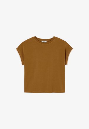 T-shirt marron à manches courtes avec détails à bords francs sur les manches et col rond.