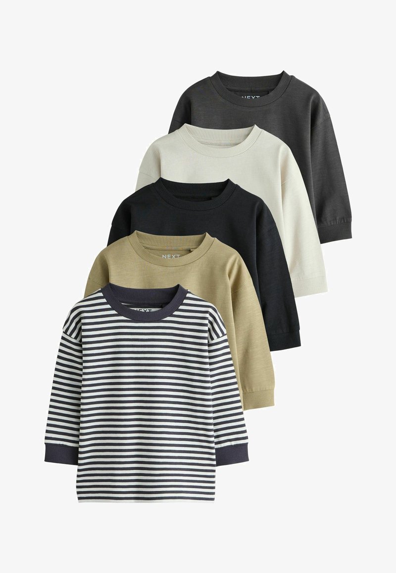 Cinq t-shirts à manches longues et col rond en rayures noir et blanc, beige, noir, écru et gris foncé, disposés en pile superposée.