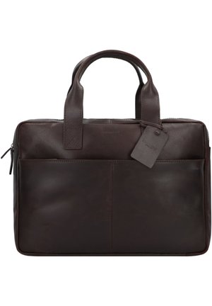 Sacoche en cuir marron pour ordinateur portable avec doubles poignées, une poche avant, des détails de couture subtils et une étiquette accrochée à une des poignées.