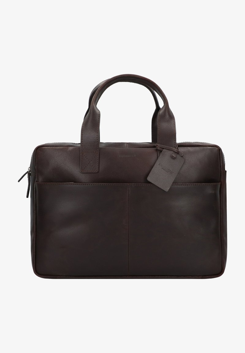 Sacoche en cuir marron pour ordinateur portable avec doubles poignées, une poche avant, des détails de couture subtils et une étiquette accrochée à une des poignées.