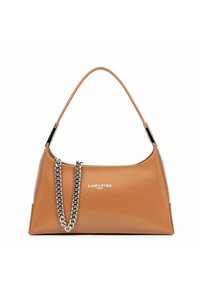 Sac à main en cuir tan avec une forme incurvée, accent en chaîne et logo de marque embossé. Comprend une seule bandoulière lisse.