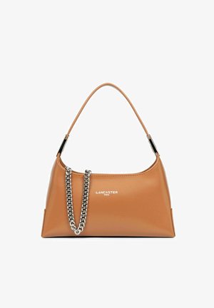 Sac à main en cuir tan avec une forme incurvée, accent en chaîne et logo de marque embossé. Comprend une seule bandoulière lisse.