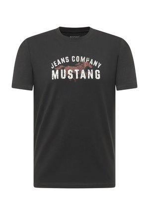Schwarzes T-Shirt mit kurzen Ärmeln und dem Schriftzug "JEANS COMPANY MUSTANG" sowie einer abgenutzten roten Pferdegrafik auf der Brust.