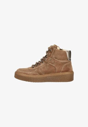 Brun ruskind højtstående sneaker med tyk struktureret sål, pelsede snørebånd og metallisk sølv accent på hælkappen.