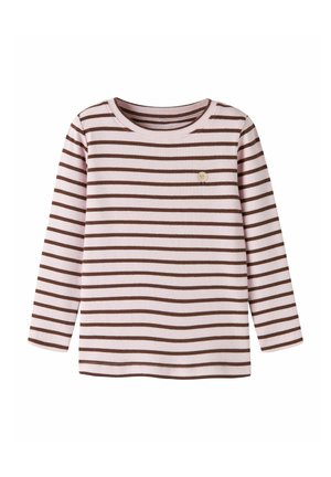Chemise rose à manches longues avec des rayures horizontales marron et un petit patch circulaire beige sur la partie gauche de la poitrine.