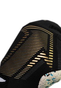 Chaussure de sport avec un dessus noir présentant des rayures diagonales dorées et des accents bleu tacheté sur la semelle pour un effet de texture et un détail de design supplémentaires.