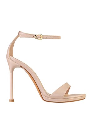 Sandalo color nude con tacco a spillo sottile, cinturino alla caviglia con fibbia dorata e singolo cinturino sulle dita, su sfondo bianco.