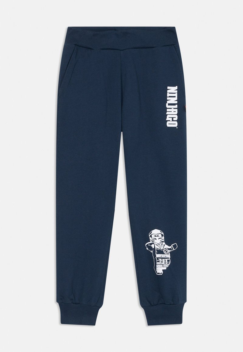 Calças de sweat navy blue com cintura canelada, bolsos laterais, punhos afunilados e um logótipo branco "Ninjago" com um gráfico de personagem Lego.
