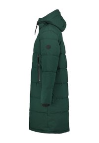 Cappotto imbottito verde con cappuccio, caratterizzato da una tasca laterale con zip e una superficie liscia. Il design include cuciture orizzontali e un logo circolare.