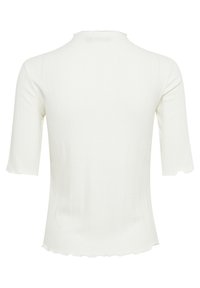 Biele rebrované tričko s tromištvrtečnými rukávmi a vrúbkovaným výstrihom i lemom. Materiál je mäkký a priliehavý.