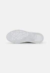 Semelle de chaussure en caoutchouc blanc avec un motif texturé, présentant des designs géométriques et des rainures pour une meilleure adhérence. La finition lisse améliore la durabilité.