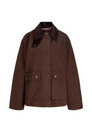 Veste marron avec col en velours côtelé marron foncé, poches à rabat avec boutons-pression à l’avant, et manches longues sur fond blanc.
