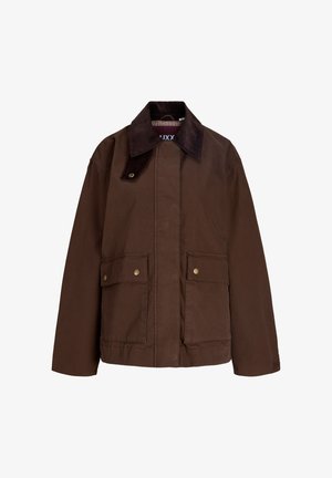 Veste marron avec col en velours côtelé marron foncé, poches à rabat avec boutons-pression à l’avant, et manches longues sur fond blanc.