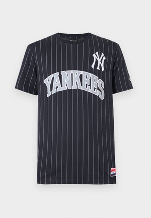 Marineblauw T-shirt met korte mouwen met witte dunne strepen, "YANKEES" tekst en NY-logo aan de voorkant, en een klein labelletje bij de zoom.