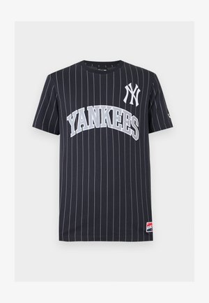 Marineblauw T-shirt met korte mouwen met witte dunne strepen, "YANKEES" tekst en NY-logo aan de voorkant, en een klein labelletje bij de zoom.