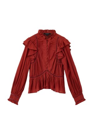 Rød bluse med lange ærmer og flæsedetaljer, knaplukning foran, indskåret talje og dekorative sømme langs siderne og ærmerne.