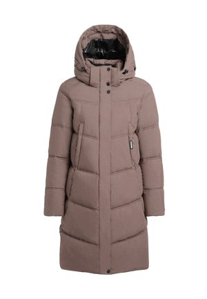 Cappotto lungo imbottito di un marrone tenue con colletto alto e cappuccio. Presenta bottoni a pressione, tasche laterali e dettagli di cucitura orizzontale.
