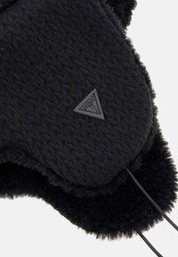 Czarne nauszniki wykonane z teksturowanej tkaniny z miękką, puszystą wyściółką. Posiadają trójkątną metkę z logo i cienki czarny sznurek.