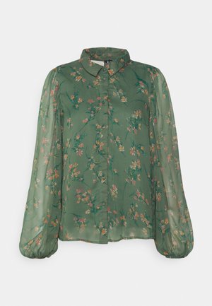 Vihreä läpikuultava pitkähihainen pusero, jossa on vaaleanpunainen ja oranssi kukkakuvio, nappikiinnitys edessä, pyöreä kaulus ja laskostetut hihansuut.