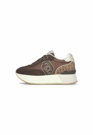 Sneaker marrone in mesh e suede, con logo testurizzato sul lato, suola bianca e dettagli a motivo sul tallone.