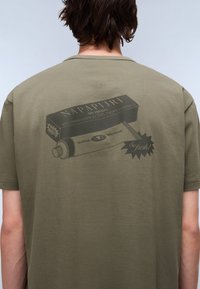 Napapijri BRETBY - Triko s potiskem - tea leaf ga