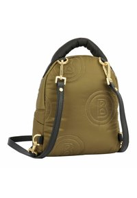Sac à dos matelassé vert olive avec une poignée supérieure rembourrée, des accents en cuir noir, des finitions dorées et un détail de logo en cercle embossé. Sangle ajustable.