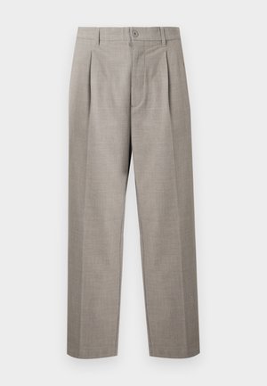 Hellgraue gerade geschnittene Stoffhose mit Bundfalten, Gürtelschlaufen, Knopfverschluss und Reißverschluss, auf schlichtem Hintergrund präsentiert.