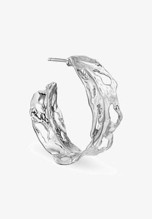 Sudrabota auskaru gredzens ar teksturētu, organisku dizainu; satur nepareizus izgriezumus un spīdīgu apdari, radot plūstošu izskatu.