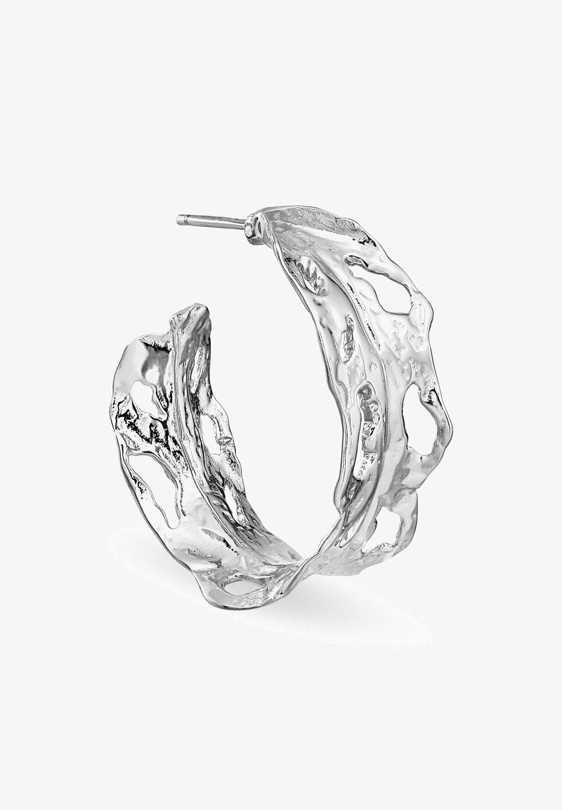 Hõbedane rõngaskõrvarõngas, millel on tekstureeritud, orgaaniline disain; sisaldab ebaühtlasi lõikeid ja poleeritud viimistlust, luues voolava väljanägemise.