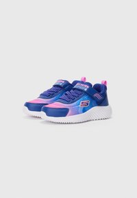 Sneaker impermeabili Skechers per bambini nei colori blu e rosa, con suole bianche, chiusura con lacci e strappo in Velcro, esposti a un leggero angolo.