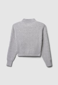 Pull en maille gris clair avec un col montant, présentant un motif texturé et des poignets et un ourlet côtelés. Design court, tissu doux.