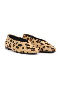 Ballet flats con stampa leopardata realizzate in materiale testurizzato simile ai peli. Presentano una forma a profilo basso con suola flessibile. Fodera e dettagli neri.