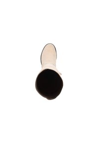 Beige suède enkellaars met een ronde neus en een zwarte rubberen zool; heeft een gladde textuur en een licht afgezakte stijl.